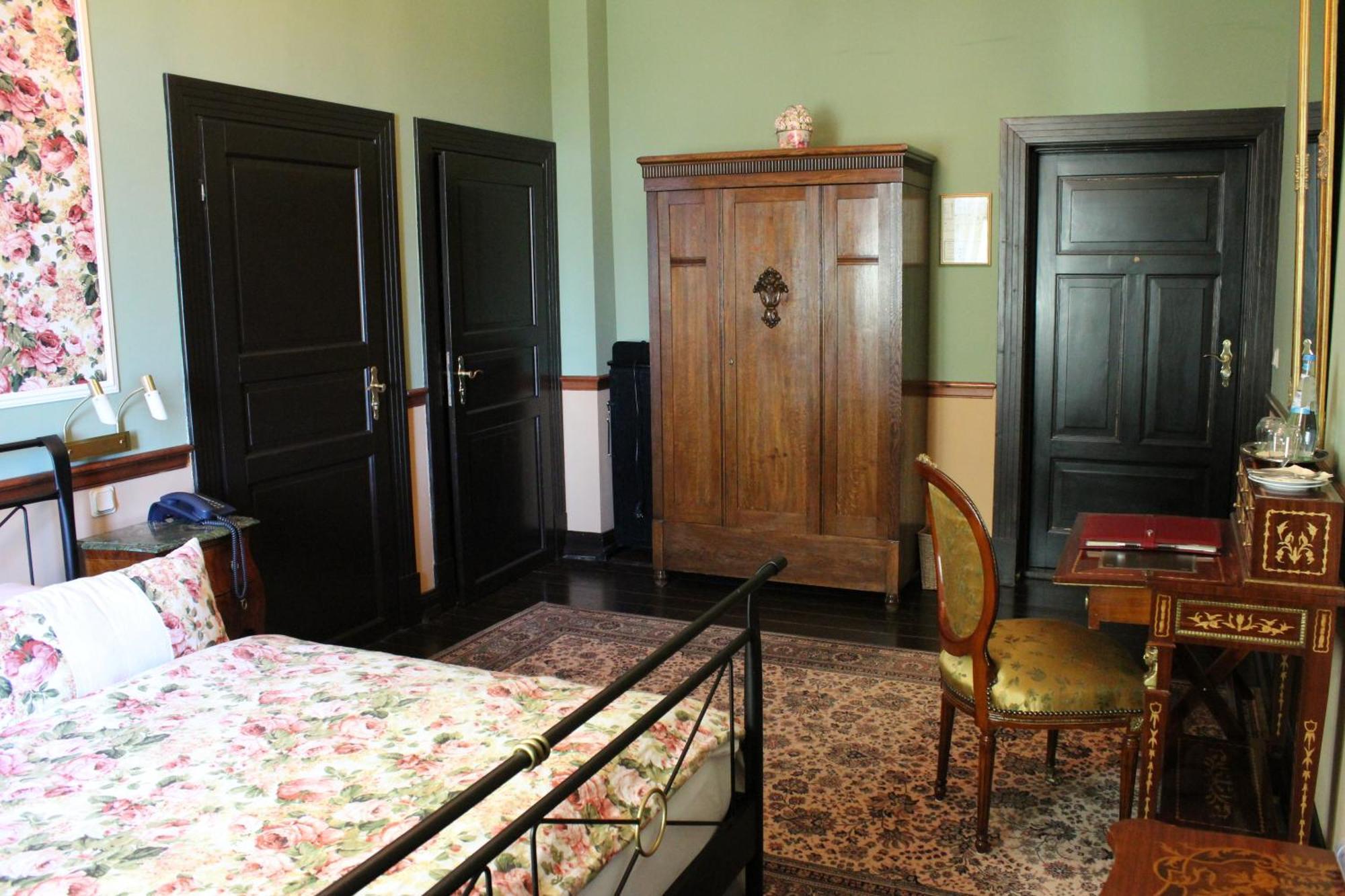Gutshaus Kubbelkow Hotel Bergen Auf Rugen Room photo